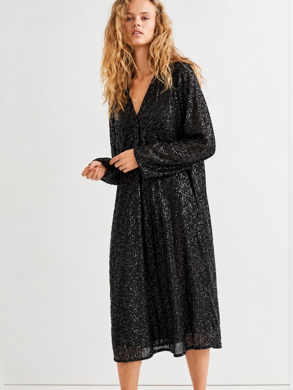 H&M Black Long-Sleeve Sequin Dress. Size Small Oversizd calf-length, midi